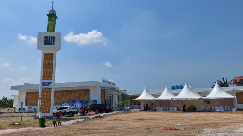   Masjid Asy Syamsu Al Abadiyah di rest area 725 A Tol Surabaya-Mojokerto.