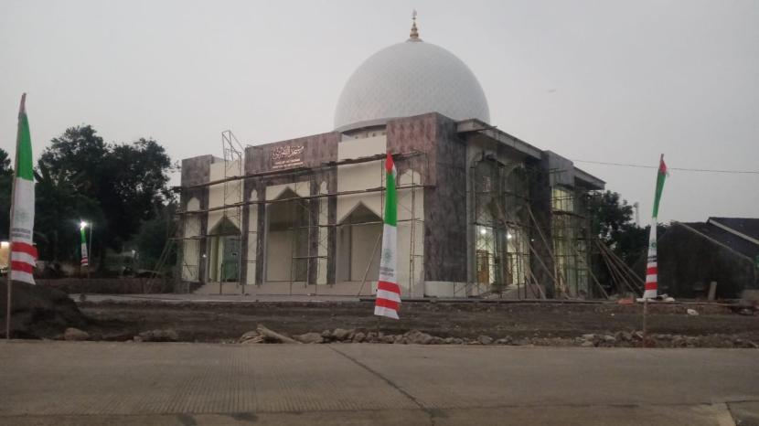 Masjid At Taqwa Wates Ngaliyan yang merupakan masjid modern dua lantai yang dirancang ramah lansia, disabilitas, perempuan  dan anak. Berlokasi di Jalan Raya Palir, Kelurahan Wates, Kecamatan Ngaliyan, menjadikan masjid mudah diakses pengunjung yang melintas di jalur lingkar luar Semarang itu.