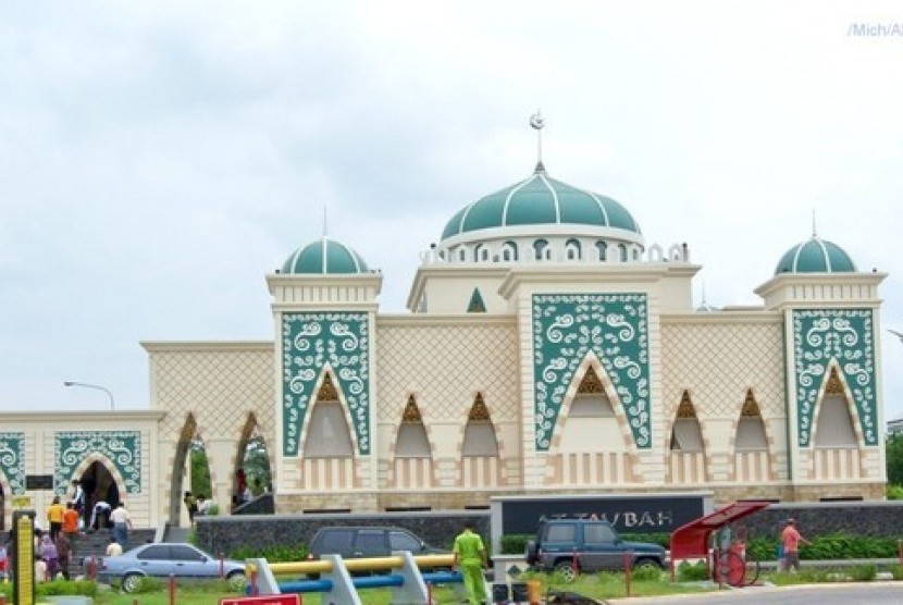  Masjid At-Taubah di jalan tol Jakarta-Cikampek, tepatnya di kilometer 57. 