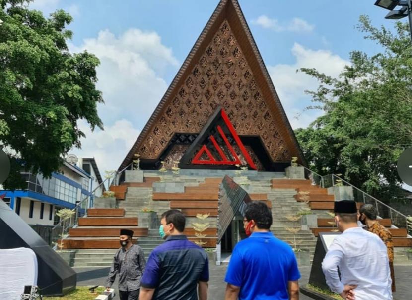 Masjid At Taufiq yang terletak di depan Kantor DPP PDIP, Lenteng Agung, Jakarta Selatan. 