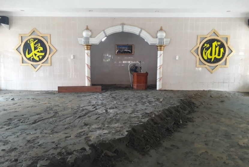 Masjid Baabussalam di Kelurahan Hinekombe, Sentani, Jayapura, tertimbun pasir akibat banjir bandang yang terjadi pada Sabtu (16/3) malam dan Ahad (17/3) malam. Hingga Jumat (22/3), masjid itu tidak bisa digunakan karena timbunan pasir yang cukup tinggi. 