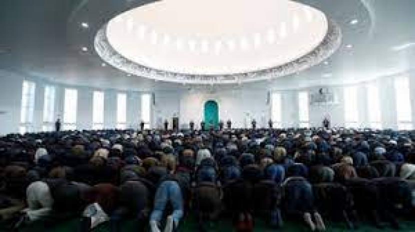 Masjid Baitul Futuh, sebuah masjid berlantai lima di distrik Morden London selatan dapat menampung hingga 13 ribu jamaah. Masjid Terbesar di Inggris Dibuka Usai Kebakaran Besar