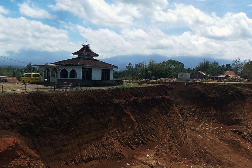 Masjid Baitul Rokhim masih bertahan di lokasi penataan lahan proyek jalan tol Semarang- Solo seksi IV ruas Salatiga- Boyolali di Dusun Geneng, Desa Timpik, Kecamatan Tengaran, Kabupaten Semarang, Kamis (19/10).