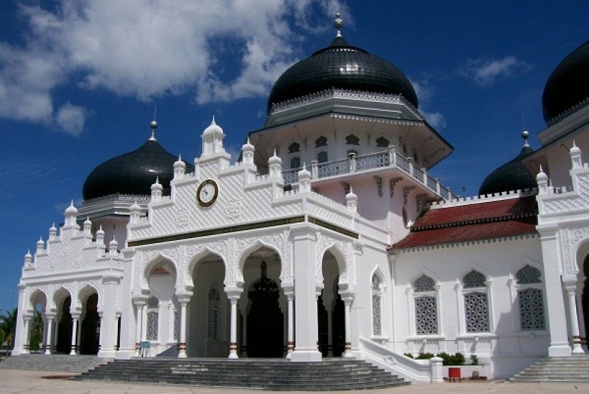 Masjid Baiturahman, Aceh. Kunjungan wisatawan ke Kota Banda Aceh mulai meningkat.