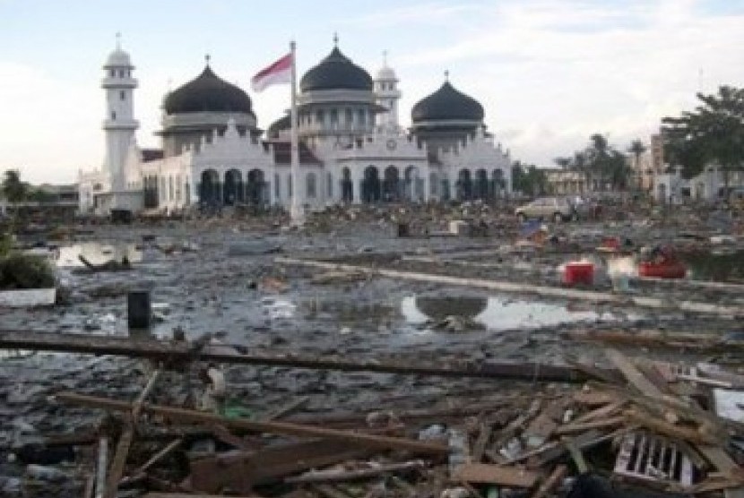 Masjid Baiturrahman Banda Aceh usai diterjang gempa dan tsunami 2004