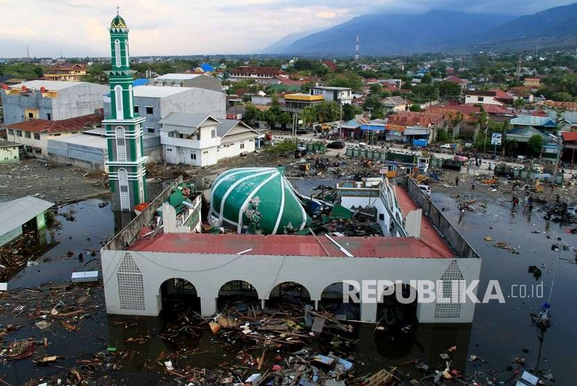 Masjid Baiturrahman pascagempa dan tsunami di daerah Taman Ria, Palu, Sulawesi Tengah, Senin (1/10).