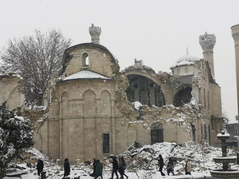 Masjid Baru Malatya Turki. Masjid Malatya Turki belum lama ini dipugar hingga rusak kembali akibat gempa