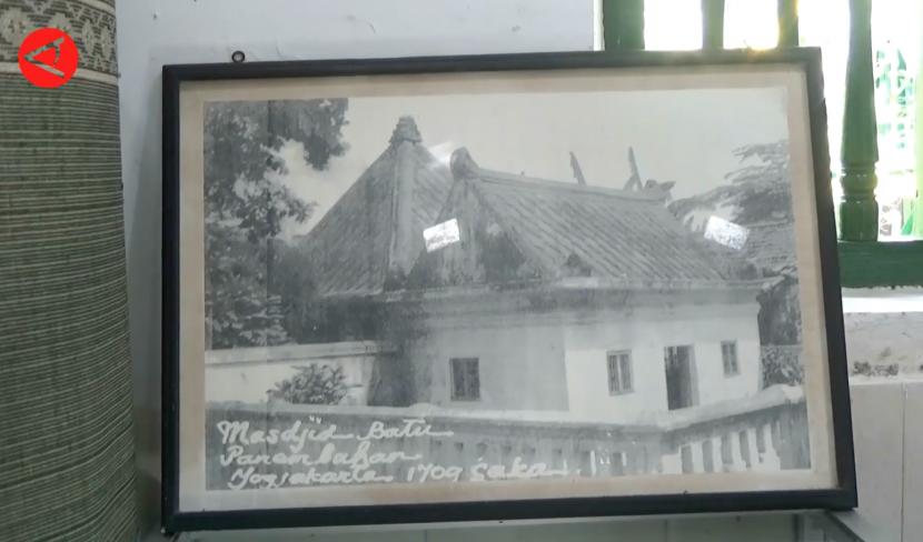 Masjid Batu dibangun pada masa Sri Sultan Hamengku Buwono I pada tahun 1709 Saka.