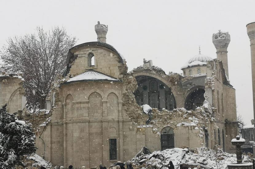 Masjid bersejarah Yeni Camii di Malatya hancur akibat gempa bumi 7,7 magnitudo di distrik Pazarcik, Kahramanmaras, Malatya, Turki, 6 Februari 2023. Masjid Bersejarah Turki Yeni Camii Ikut Hancur Diguncang Gempa