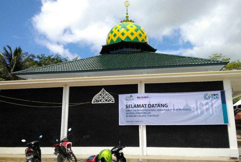Masjid Cahaya yang dibangun oleh PLN Sumbar di Kelurahan Tua Pejat, Kecamatan Sipora Utara, Kabupaten Kepulauan Mentawai. 