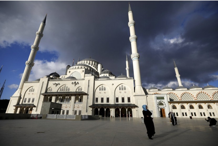 Turki Keluarkan Larangan Shalat di Masjid. Masjid Camlica di Istanbul, Turki.(AP)