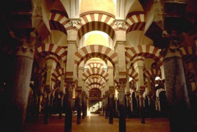 Masjid Cordoba yang beralih fungsi menjadi Gereja Kathedral.
