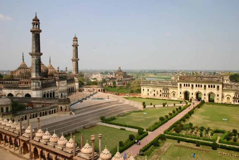 Masjid di Lucknow India Sosialisasikan Vaksinasi dan Prokes. Masjid dan istana Bara Imambara, Lucknow, India