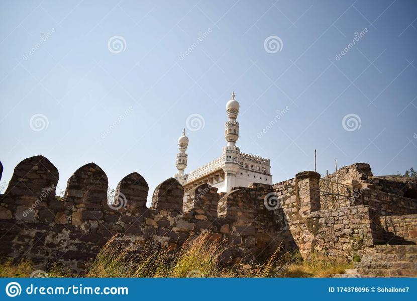 Masjid dan menara tua di Hyderabad 