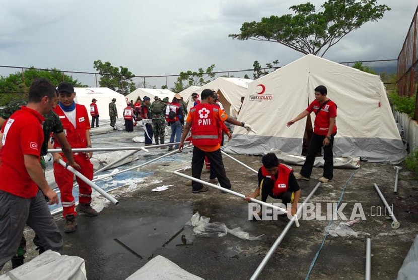 Masjid darurat yang mulai dibangun di kamp pengungsian di daerah Palu, Sigi, Donggala (Pasigala) melalui korodinasi Dewan Masjid Indonesia. 