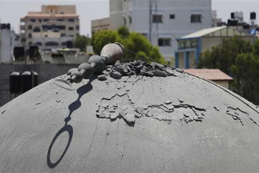 Masjid di Gaza yang hancur karena serangan Israel.