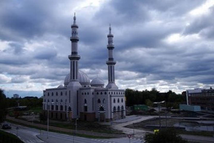Masjid Essalam, salah satu masjid besar di Eropa (ilustrasi)