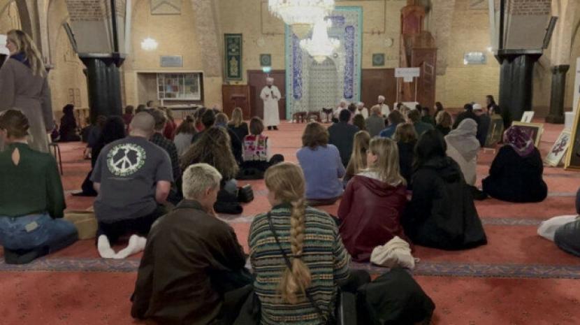 Masjid Fatih di Amsterdam, Belanda menerima lebih dari seribu pengunjung non-Muslim.