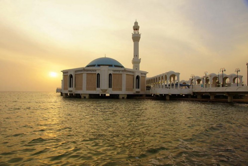 Masjid Fatimah Az Zahra di tepi laut merah kawasan Jeddah.