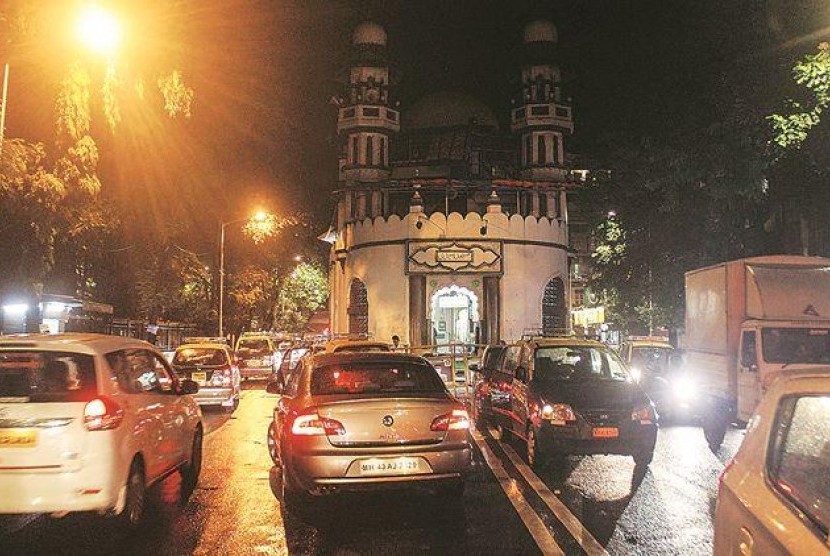  Masjid Gol, masjid yang letaknya berada di tengah jalan di Mumbai, India