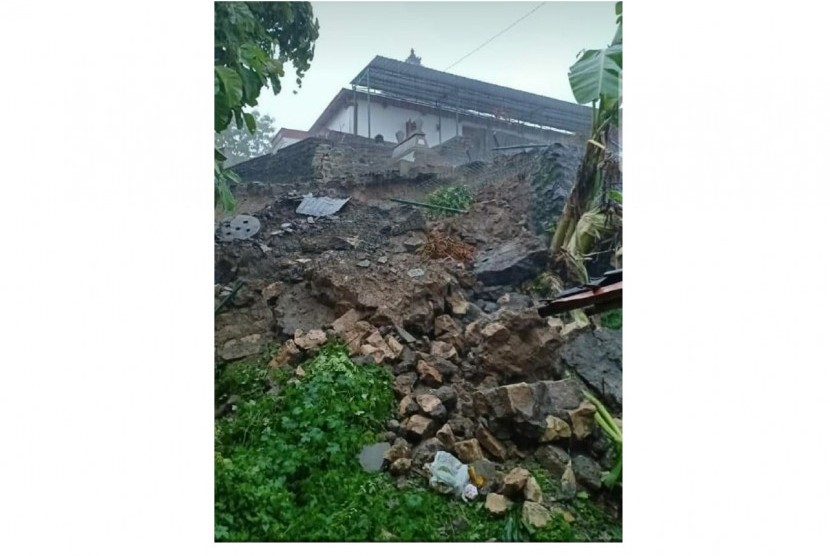 Masjid Golo, Paseban, Bayat, Gunung Kidul, Yogyakarta, rusak akibat tanah longsor. (Retizen)