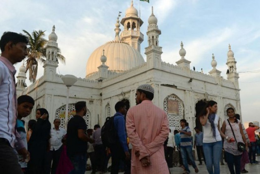 Masjid Haji Ali di Mumbai, India. Ulama senior di Mumbai sebut 900 masjid setuju untuk mengecilkan volume adzan.