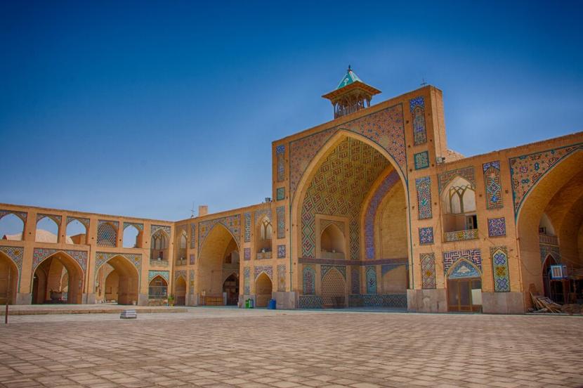 Masjid Hakim adalah monumen visual yang menakjubkan di Isfahan, Iran. Masjid ini dibangun pada masa Dinasti Safawi dan kini banyak dikunjungi wisatawan.
