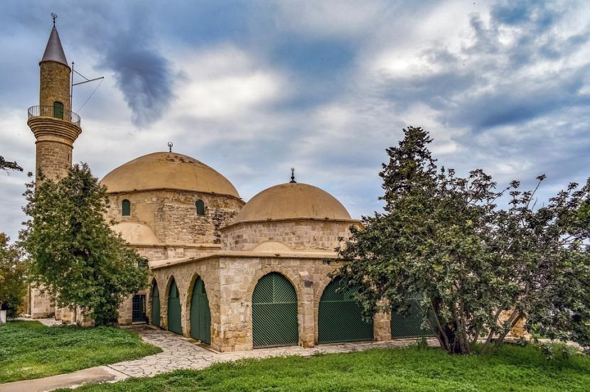 Masjid Hala Sultan Tekke di kota Larnaca, Ciprus. Di lokasi itu ada salah satu makam yang diyakini sebagai makam Ummu Haram binti Milhan al-Anshariyyah. Mujahidah pertama yang melintasi lautan Mediterania.