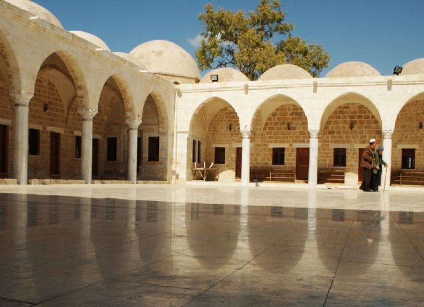 Masjid Hasyim Gaza. Masjid Hasyim di Gaza terletak di area lokasi makam buyut Nabi Muhammad SAW