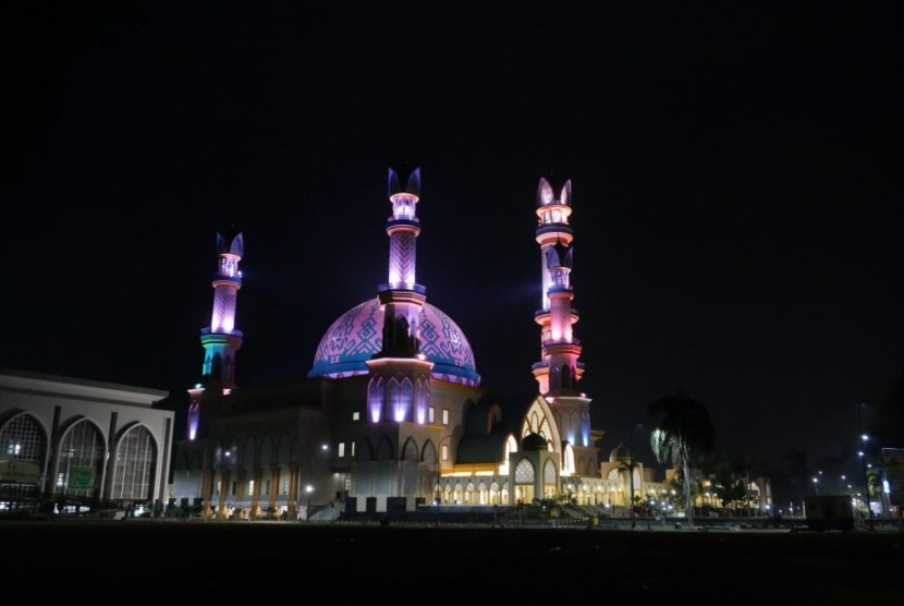 Masjid Hubbul Wathan di Kompleks Islamic Center NTB yang terletak di Kelurahan Selaparang, Kota Mataram, Provinsi NTB.