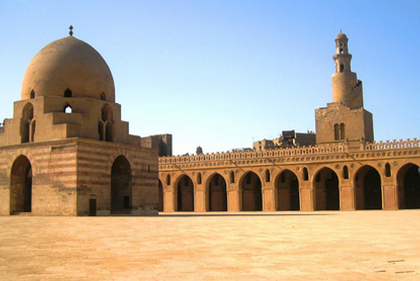  Masjid Ibnu Tulun di Kairo, Mesir.