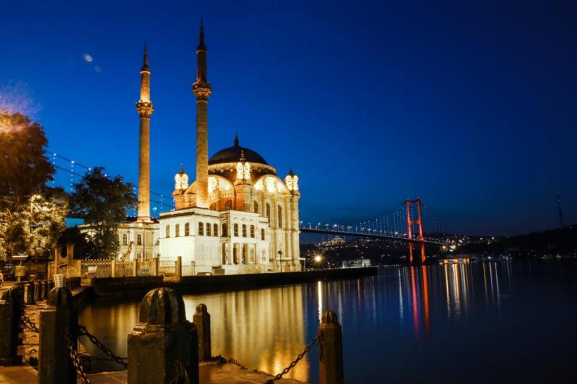 Masjid ini adalah struktur keagamaan ikonik Ottoman lainnya di Istanbul, yang terletak di tepi lingkungan Ortakoy Besiktas, yang sekarang menjadi salah satu lokasi tersibuk dan terpopuler di Istanbul, Turki.