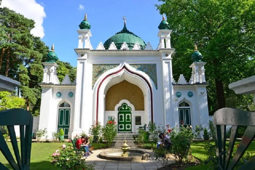 Masjid ini dibangun Gottlieb Wilhelm Leitner merupakan seorang siswa Hongaria Yahudi yang mempelajari bahasa dan budaya India dan Timur Tengah.