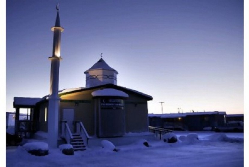 Residents collect donations at Canadian Mosque in Winnipeg