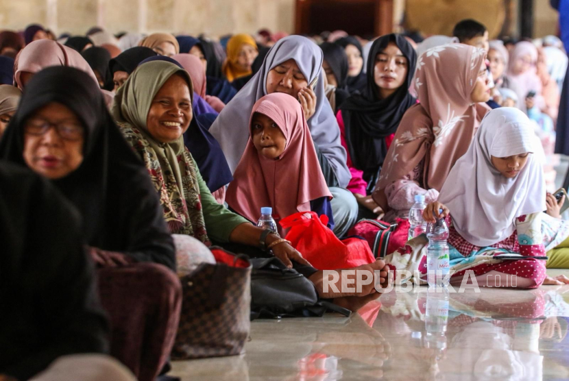 Masjid Istiqlal bemitra dengan Le Minerale dalam program sosial dan keagamaan termasuk menyediakan kebutuhan berbuka puasa. 