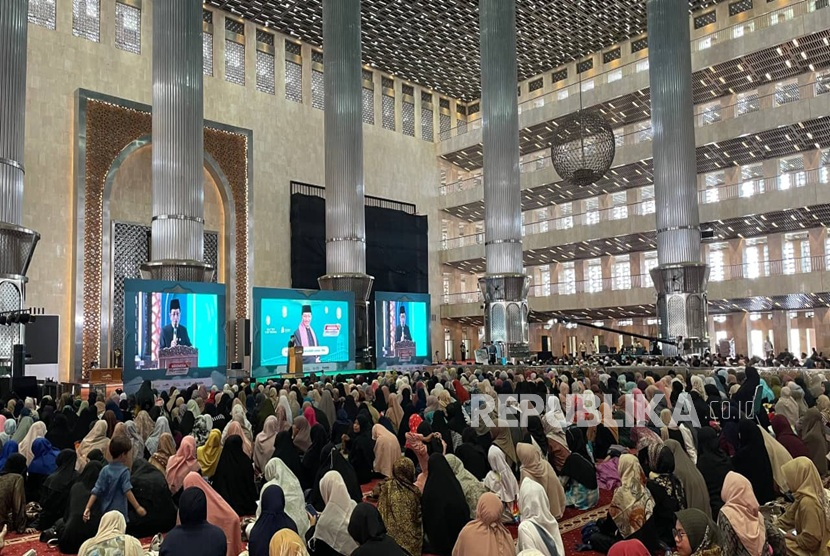 Masjid Istiqlal kembali menjadi ruang syiar Al-Quran ketika Indonesia Quran Hour (IQH) 2025 digelar pada Sabtu (22/11/2025). Namun di balik ramainya jamaah, pesan inti yang mengemuka adalah dorongan untuk memperkuat budaya membaca, memahami, dan mengamalkan Al-Quran di tengah umat.