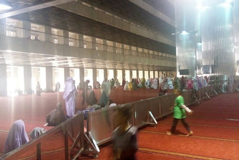 Masjid Istiqlal ramai dikunjungi pengunjung.