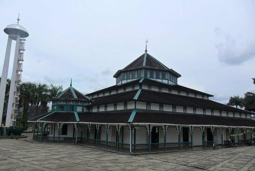 Masjid Jami Adji Amir Hasanudin.