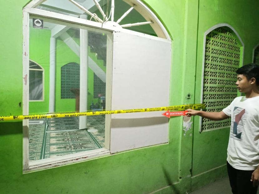 Kaca jendela yang dilaporkan dirusak di Masjid Jami Al Hidayah, Kelurahan Panglayungan, Kecamatan Cipedes, Kota Tasikmalaya, Jawa Barat.