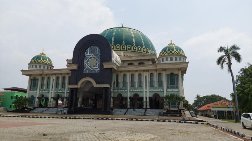 Masjid Jami Attaqwa yang berada di dalam Pondok Pesantren Attaqwa Putra di Kampung Ujung Harapan, Kelurahan Bahagia, Kecamatan Babelan, Kabupaten Bekasi.