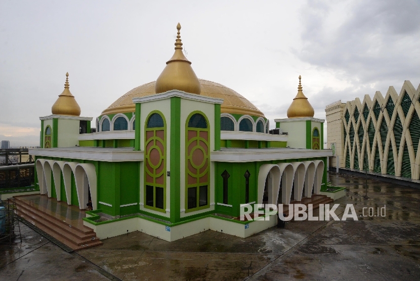  Masjid Jami Fatahillah yang berada lantai rooftop di Blok B Pasar Tanah Abang, Jakarta, Selasa (15/11).