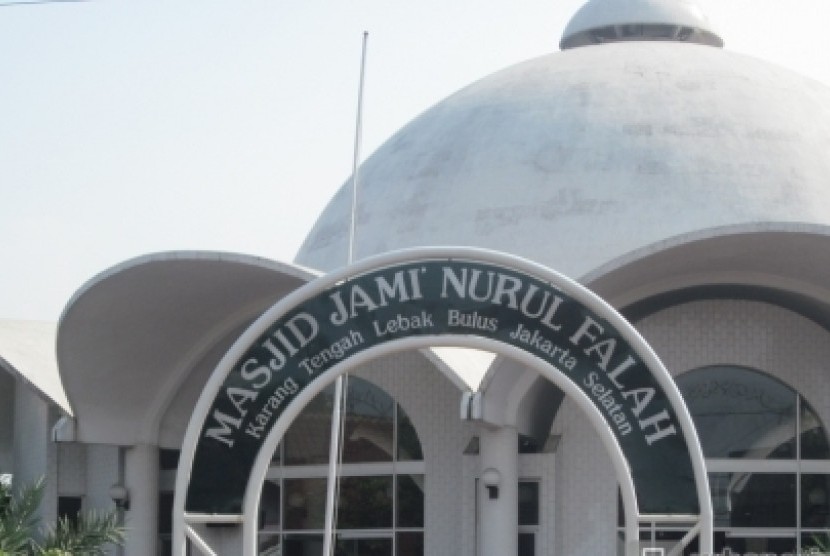 Masjid Jami' Nurul Falah Kubah Keong di Karang Tengah, Jakarta Selatan.