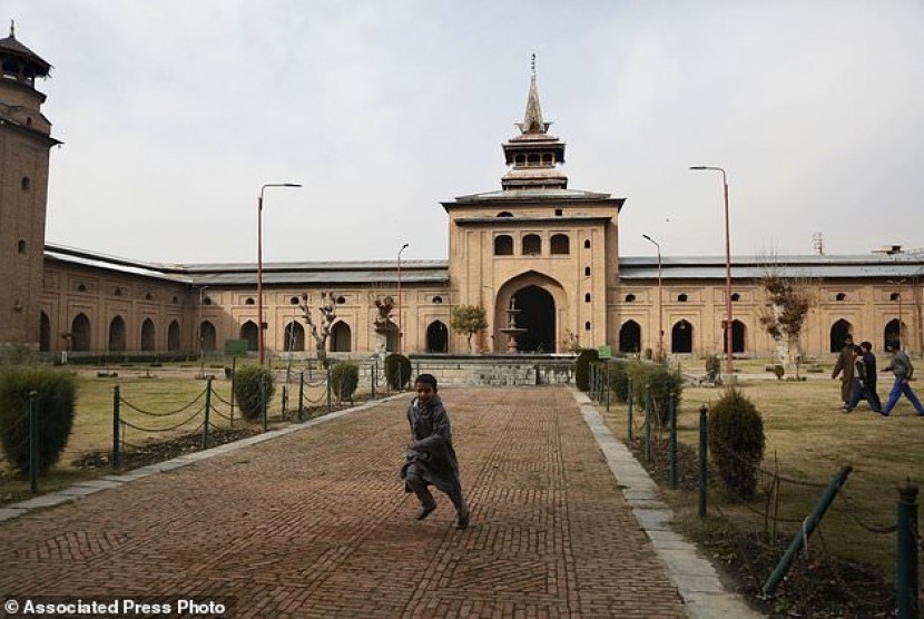 Masjid dan Perjuangan Politik Muslim Kashmir. Foto:   Masjid jamia di Srinagar