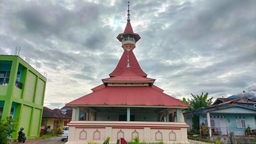 Masjid Jamik Usang Pasie di Jorong Pincuran, Nagari Pasie, Kabupaten Agam yang sudah ada sejak zaman perang paderi