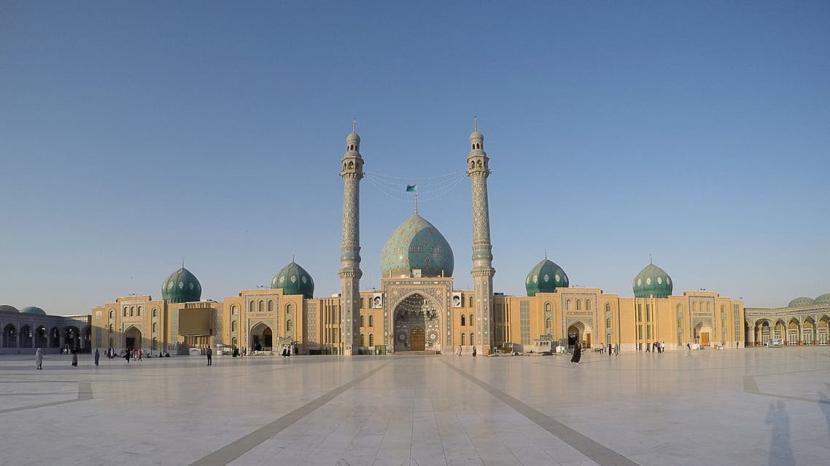 Masjid Jamkaran di Iran. Truk Tabrak Pintu Masuk Masjid di Qom, Iran