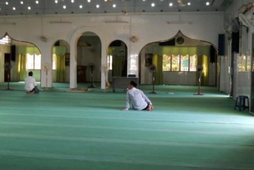 Situasi di dalam masjid (ilustrasi)