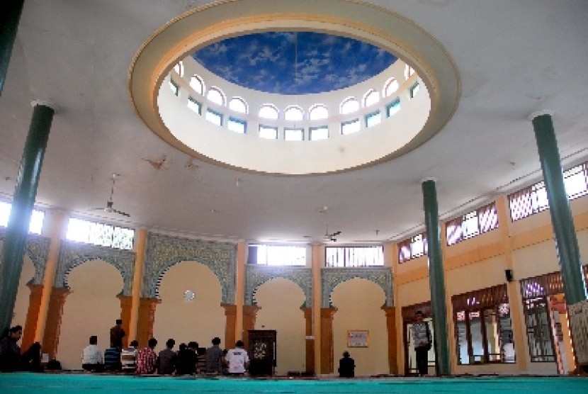 Masjid kampus Universitas Islam As-Syafi'iyah.