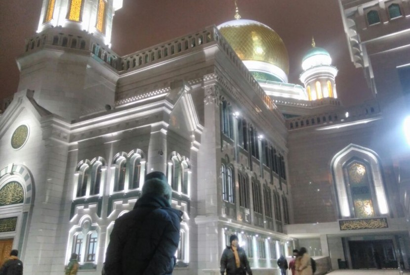 Masjid Katedral Moskow, masjid terbesar di Eropa yang terletak di Moskow, Rusia saat malam hari.