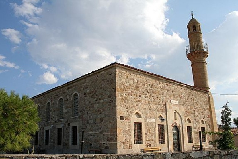 Masjid Kayalar Turki, menunjukkan karakteristik arsitektur Dinasti Usmani.