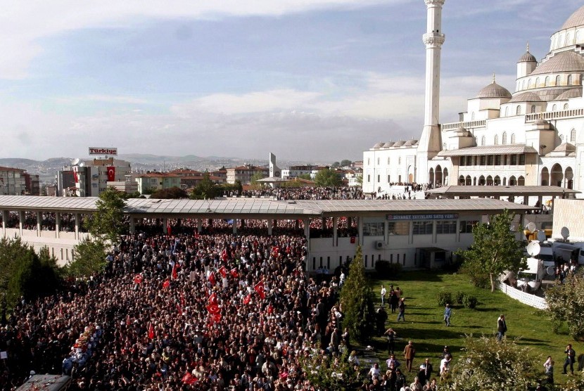 Turki Karantina Ribuan Warga Usai Tunaikan Umrah. Masjid Kocatepe di Kota Ankara, Turki.(EPA/STR)